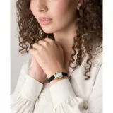 Reloj Fossil Raquel Mini con caja rectangular dorada con borde de strass, esfera blanca y correa de cuero negra.