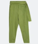 Pantalón zanahoria color verde claro, de tiro alto, con cinturón de la misma tela y hebilla doble.