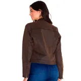 Chaqueta marrón de corte entallado, con cuello mao y cierre frontal con cremallera. Cuenta con bolsillos laterales con cremallera, puños con cremallera y etiqueta de cuero sintético con el logo de Caterpillar en el pecho.