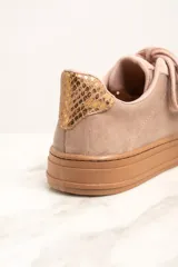 Zapatillas bajas color rosa con capellada de gamuza y detalles en cuero con estampado animal print en el talón.