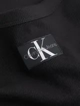 Vestido negro de canalé con tirantes finos y logo de Calvin Klein Jeans en el pecho.