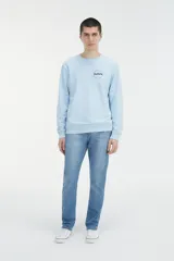 Pantalón de jean celeste de corte slim fit, con tiro bajo y cinco bolsillos.