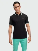 Remera polo negra de algodón, corte regular fit, marca Boss Green, modelo Paddy. Cuello y mangas con ribete a rayas en gris y blanco. Logo de la marca bordado en el pecho.