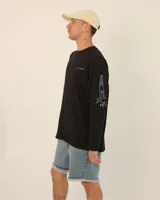 Remera blanca de manga larga con cuello redondo y estampado con dibujos en azul.