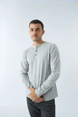 Remera negra de manga larga con cuello redondo abotonado y logo estampado en el pecho.