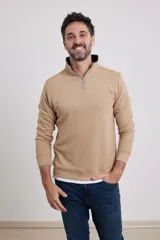 Sweater color beige de tejido elastizado de algodón y poliéster, con medio cierre en el cuello, detalles de tela de algodón al tono y tirador de eco cuero.