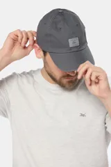 Gorra de béisbol azul marino confeccionada en lona de algodón, con visera curva y parche rectangular con logo en el frente.