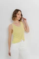 Musculosa tejida color azul eléctrico con hilo brillante, escote en “V” delantero y trasero.