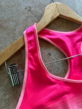 Top de bretel ancho en degradado rosa, sin push up y diseño cómodo.