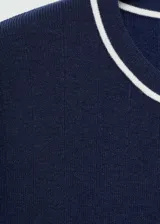 Vestido azul marino de punto ajustado al cuerpo, con cuello redondo y mangas cortas. Presenta ribetes blancos en cuello, mangas y ruedo.