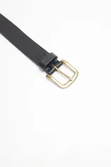 Cinto de cuero negro con hebilla metálica dorada.