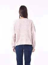 Sweater verde con cuello redondo y apliques de perlas en la parte superior.