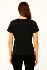 Remera negra de algodón con estampado frontal que dice 'OFFLINE CLUB 99' en blanco y rojo.
