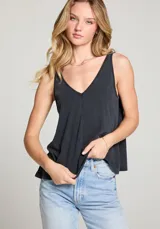 Musculosa negra con escote en V y corte holgado.