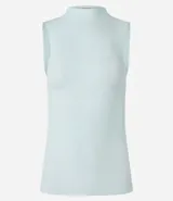 Blusa sin mangas en viscosa color blanco, con cuello alto y textura acanalada.