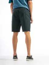 Bermuda clásica negra con bolsillos laterales y traseros.