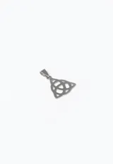 Dije de acero quirúrgico con diseño de triqueta, hipoalergénico y de 2,3 cm de tamaño.