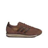 Championes Adidas SL 72 RS color marrón con las tres tiras características de la marca en marrón oscuro.