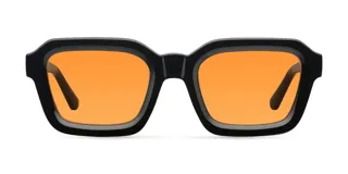 Lentes de sol con armazón cuadrado de color negro y bordes gruesos, inspirados en la moda de los años 70. Poseen cristales de color naranja con protección UV400.