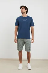 Bermuda cargo azul marino con seis bolsillos, corte a la rodilla.