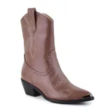 Bota corta de cuero sintético color marrón, con punta fina y taco bajo. Presenta detalles de costuras y tachas metálicas.