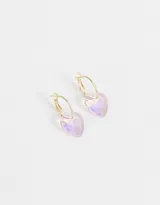 Aros dorados tipo argolla con dije de corazón transparente con strass.