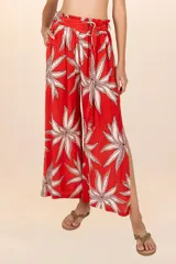 Pantalón palazzo rojo con estampado de hojas color crema y cintura elastizada con lazo.