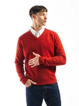 Buzo de punto liso color azul marino, con cuello en V y puños y ruedo acanalados.