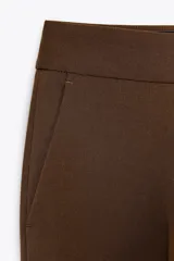 Pantalón de vestir marrón chocolate, de tiro alto, corte recto y largo cropped.