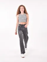 Musculosa corta a rayas horizontales de colores pastel.