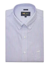 Camisa de vestir celeste con rayas verticales rojas y azules, de corte regular fit, manga larga y cuello americano abotonado. Tiene bolsillo en el pecho con logo bordado de la marca RKF.
