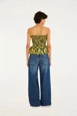 Pantalón de mezclilla azul de calce relajado, con corte recto y cintura media. Confeccionado en denim resistente, presenta bolsillos funcionales y un diseño versátil para el uso diario.