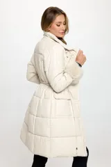 Puffer coat negro largo con diseño acolchado, cuello alto, cierre frontal con botones a presión, bolsillos laterales con solapa y puños de piel sintética.