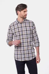 Camisa celeste y beige a cuadros, de corte clásico y manga larga.
