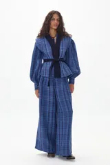 Pantalón culotte azul con estampado a cuadros, de tiro alto y corte ancho.