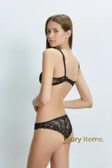 Bombacha vedetina blanca de encaje floral con moño pequeño en el frente.