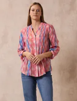 Blusa de gasa estampada, marca Ruby Rd. Cuello a la base, escote en V y abertura central con botones. Delantera con plisados. Largo de manga regulable con presilla y botón.