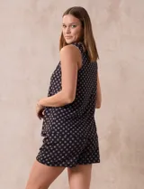 Conjunto de pijama de short y musculosa con estampado de lunares. Musculosa con escote en V y botones. Short con cintura elastizada.