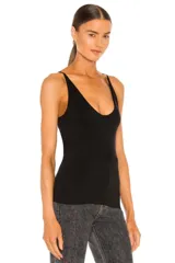 Top blanco con cuello en V y breteles anchos.