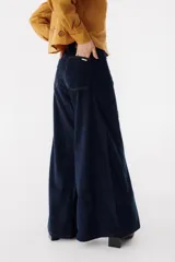 Pantalón de jean azul oscuro, de corte wide leg y tiro alto. Confeccionado en corderoy.