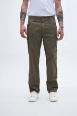 Pantalón de gabardina gris, corte recto, estilo carpintero con bolsillos laterales y detalle en la parte trasera.