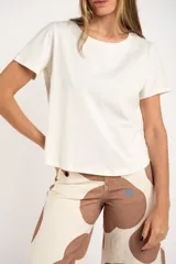 Remera negra de algodón peinado, corte recto y mangas cortas.