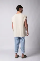 Musculosa oversize color crudo, tejida en lino con textura marcada y terminaciones deshilachadas.