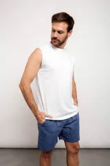 Musculosa negra de corte clásico.