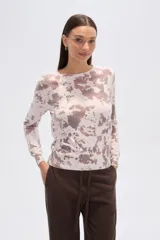 Sweater de manga larga con cuello redondo y estampado animal print abstracto en tonos blanco y marrón/malva.