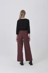 Remera negra de manga tres cuartos con cuello redondo a la base.