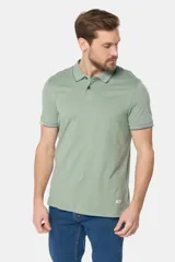Remera polo verde con cuello y mangas con borde azul marino. Logo bordado en el pecho y botones personalizados. Corte clásico.