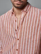 Camisa de lino color cobre con rayas verticales blancas, de manga larga y corte clásico.