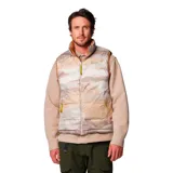 Chaleco puffer reversible color marrón con relleno de plumón. Un lado es liso con bolsillos con solapa y logo de Columbia bordado en el pecho. El otro lado es liso con bolsillos laterales y logo de Columbia bordado en el pecho.