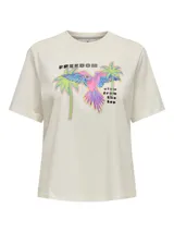 Camiseta color crudo con estampado de palmeras y un loro.